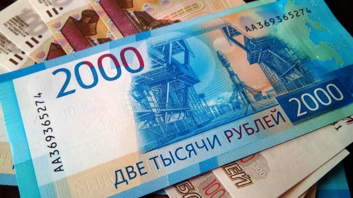 Рубль опустился ниже 6 тенге: что будет дальше с российской валютой