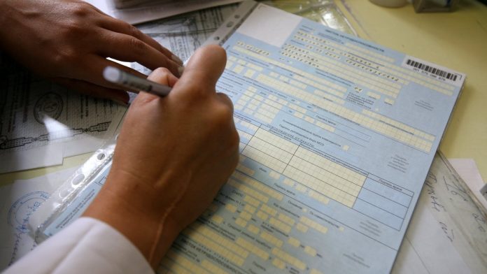 Выплата по больничному листу в августе 2026: сколько составит минимальное пособие, мнение эксперта