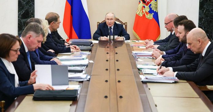 Главные заявления Путина на совещании по экономике