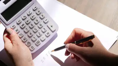 Срок уплаты налогов и платежей истекает 24 и 25 апреля