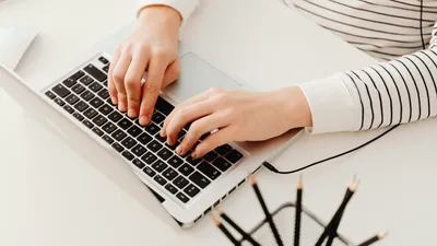 Ноутбук, работа за ноутбуком, дистанционная работа, работа на ноутбуке, удаленная работа, фриланс, цифровые документы, интернет, сеть, цифровизация